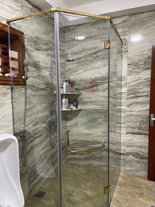 Mẫu phòng tắm kính đẹp nhất: Bạn đang muốn tìm kiếm một mẫu phòng tắm kính đẹp nhất để trang trí không gian của mình? Hãy ghé thăm showroom của Việt Phong để cùng khám phá các sản phẩm vách kính, vách ngăn kính, cửa kính độc đáo, mang lại cho phòng tắm của bạn sự hiện đại và sang trọng nhất.