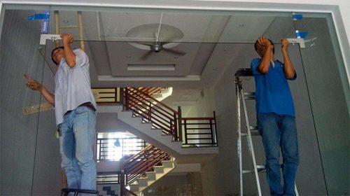 Hé Lộ Cách Xử Lý Cửa Kính Cường Lực Bị Kẹt Hiệu Quả