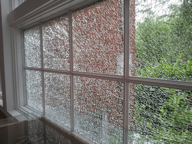 Cách Xử Lý Khi Cửa Kính Cường Lực Bị Vỡ 2 Cách Xử Lý Khi Cửa Kính Cường Lực Bị Vỡ