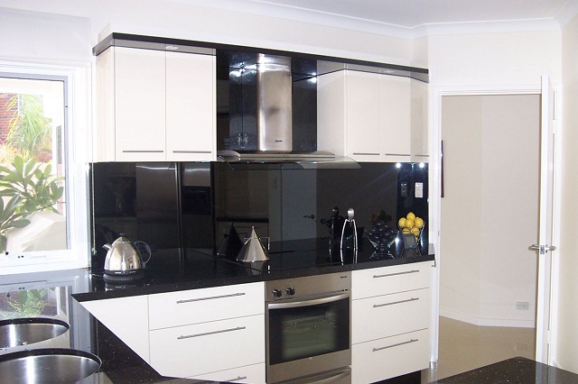 Nguyên Nhân Kính Cường Lực Tự Nổ