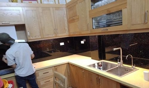 Kính Bếp Sơn Kim Sa Là Gì? Ưu Điểm Của Kính Ốp Bếp Kim Sa