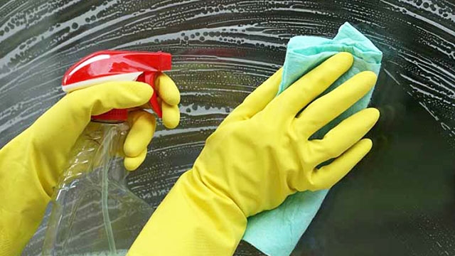 Cách Tẩy Vết Ố Trên Kính Lâu Ngày Hiệu Quả Mà Đơn Giản 1 Cách Tẩy Vết Ố Trên Kính Lâu Ngày Hiệu Quả Mà Đơn Giản