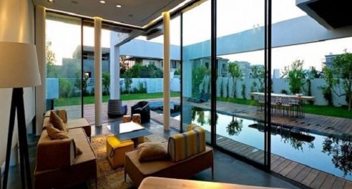 Có Nên Sử Dụng Kính Cường Lực Thay Cho Tường Nhà Hay Không?