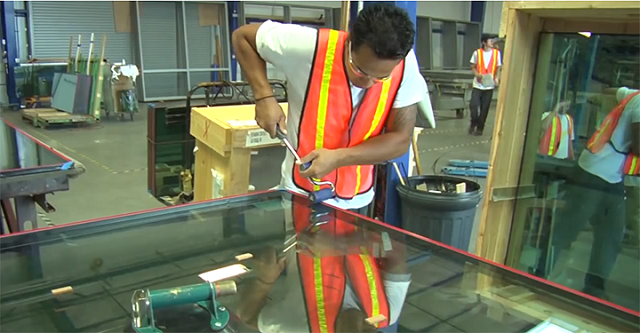 Cách Sử Dụng Keo Dán Kính Cường Lực Bền Chắc An Toàn