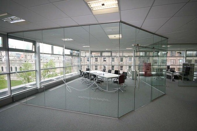 Vách Kính Cường Lực Văn Phòng Có Ưu Điểm Gì?