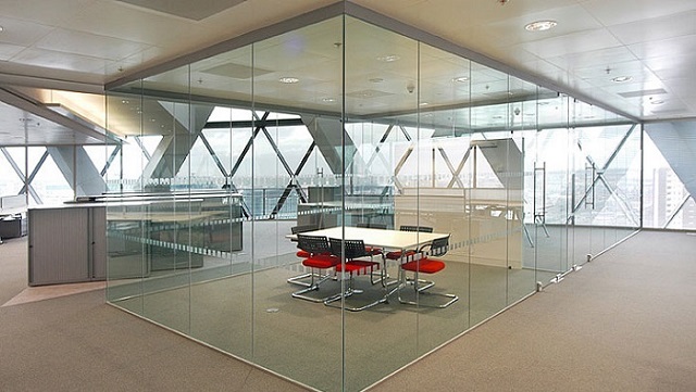 Vách Kính Cường Lực Văn Phòng Có Ưu Điểm Gì?