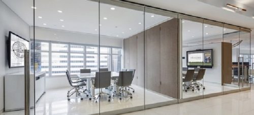 Vách Kính Cường Lực Văn Phòng Có Ưu Điểm Gì?