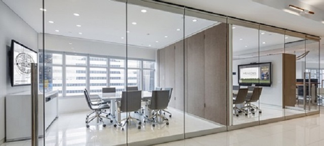 Vách Kính Cường Lực Văn Phòng Có Ưu Điểm Gì?